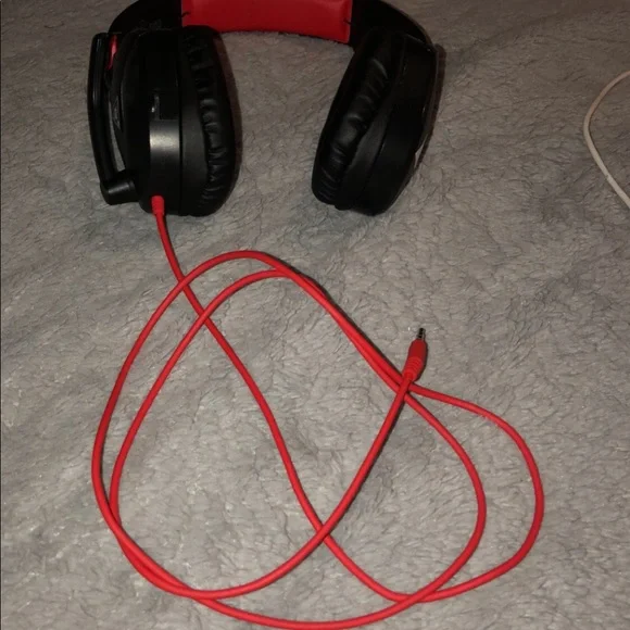 It comes with Madden 21 head set ps4 all the cables and the Controller